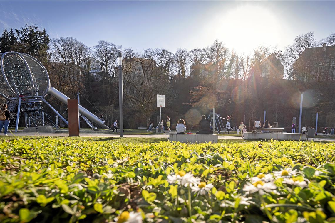 Die frühen Sonnenstrahlen locken die Menschen nach draußen und vor allem Familien auf die Spielplätze, wie hier im Backnanger Annonaygarten. Foto: Alexander Becher
