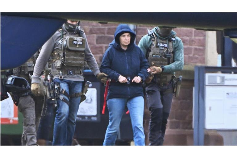 Die frühere RAF-Terroristin Daniela Klette zu einem Hubschrauber geführt. Ende Februar wurde sie nach einem Hinweis festgenommen (Archivfoto).
