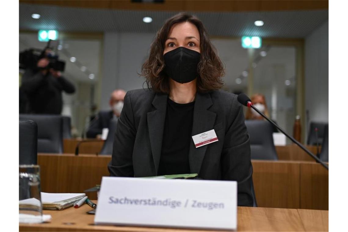 Grünen-Spitze äußert sich positiv zu Spiegel-Auftritt Die frühere Umweltministerin von Rheinland-Pfalz und heutige Bundesfamilienministerin Anne Spiegel bei ihrer Anhörung im Untersuchungsausschuss des Landtags von Rheinland-Pfalz zur Flutkatastrophe im Ahrtal. Foto: Arne Dedert/dpa