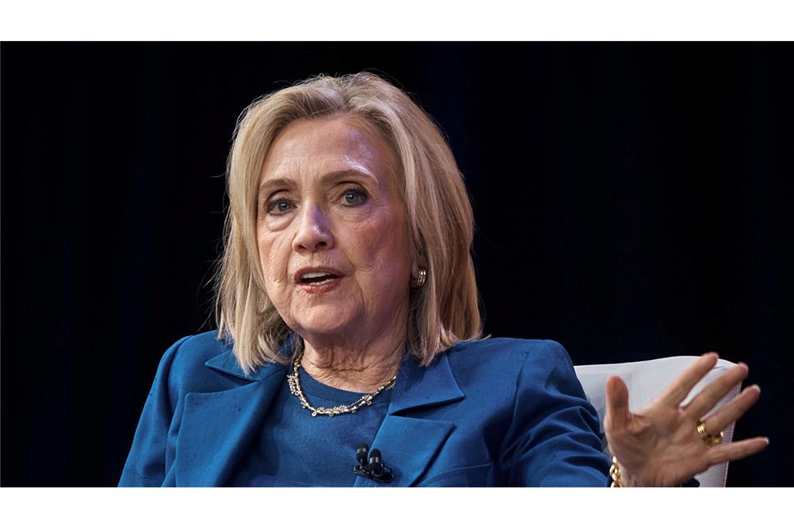 Die frühere US-Außenministerin Hillary Clinton hat bei einer Befragung vor dem US-Parlament jede Kenntnis von Straftaten des verurteilten Sexualstraftäters Jeffrey Epstein zurückgewiesen.