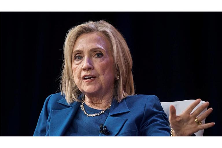 Die frühere US-Außenministerin Hillary Clinton hat bei einer Befragung vor dem US-Parlament jede Kenntnis von Straftaten des verurteilten Sexualstraftäters Jeffrey Epstein zurückgewiesen.