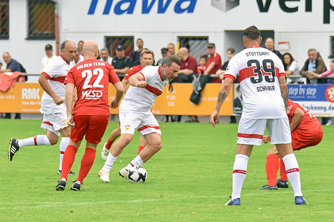 Altstars des VfB Stuttgart retten ihre lange Erfolgsserie Die früheren VfB-Stars Hansi Müller, Ioannis Amanatidis und Julian Schieber (von links) müssen im Trikot mit dem Brustring alles aus sich herausholen, um mit ihren Teamkollegen die Oldies der TSG Backnang am Ende knapp zu bezwingen. Foto: Tobias Sellmaier