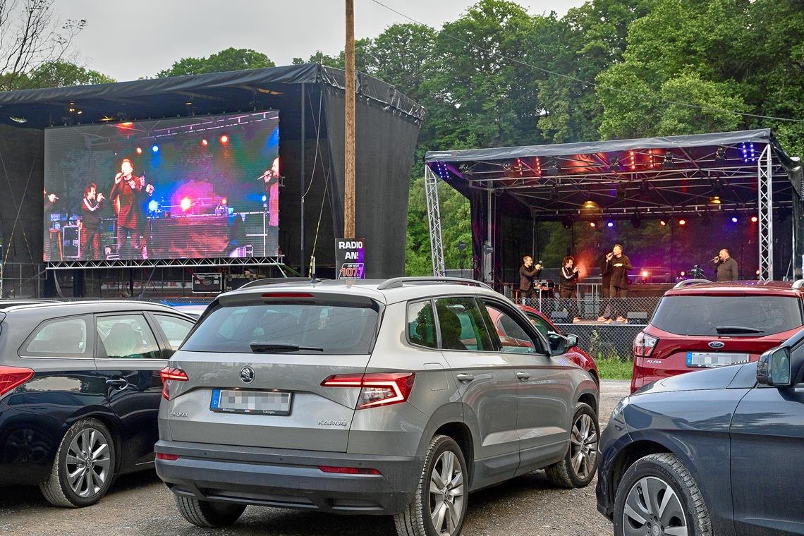 Die Füenf im Doppelpack: Neben der kleinen Bühne, auf der die Formation agiert, steht die Kinoleinwand – und dort läuft ihre Show live in Groß mit ab. Foto: J. Fiedler