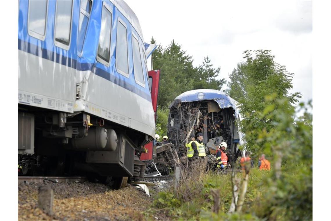 Zug aus München in Tschechien verunglückt Die Führerstände der Lokomotive und des Triebwagens wurden völlig zerstört und tief eingedrückt. Foto: Chaloupka Miroslav/CTK/dpa