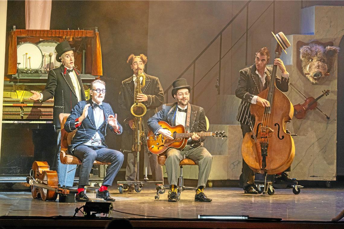 Mitreißende Zeitreise in die Goldenen 20er-Jahre Die fünf holländischen Musikclowns und Vollblutmusiker begeistern das Publikum im Backnanger Bürgerhaus. Foto: Alexander Becher