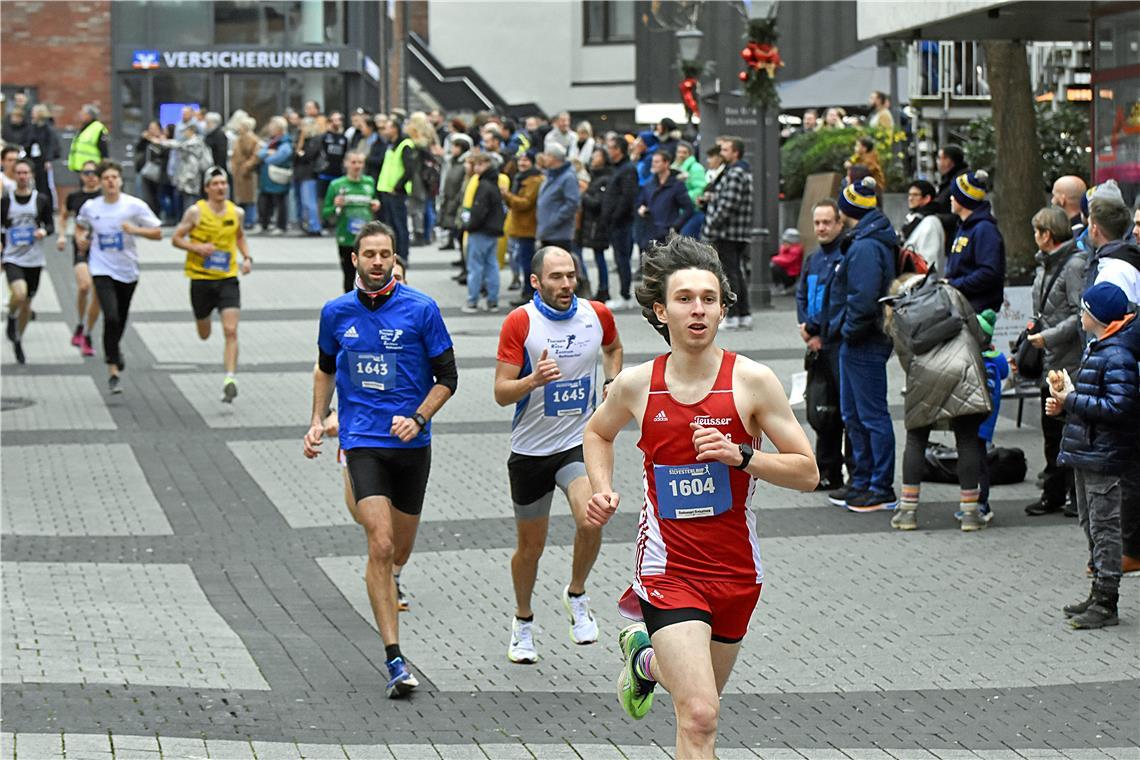 Die Fünf-Kilometer-Läufer und die Staffeln sind an den blauen Startnummern zu er...