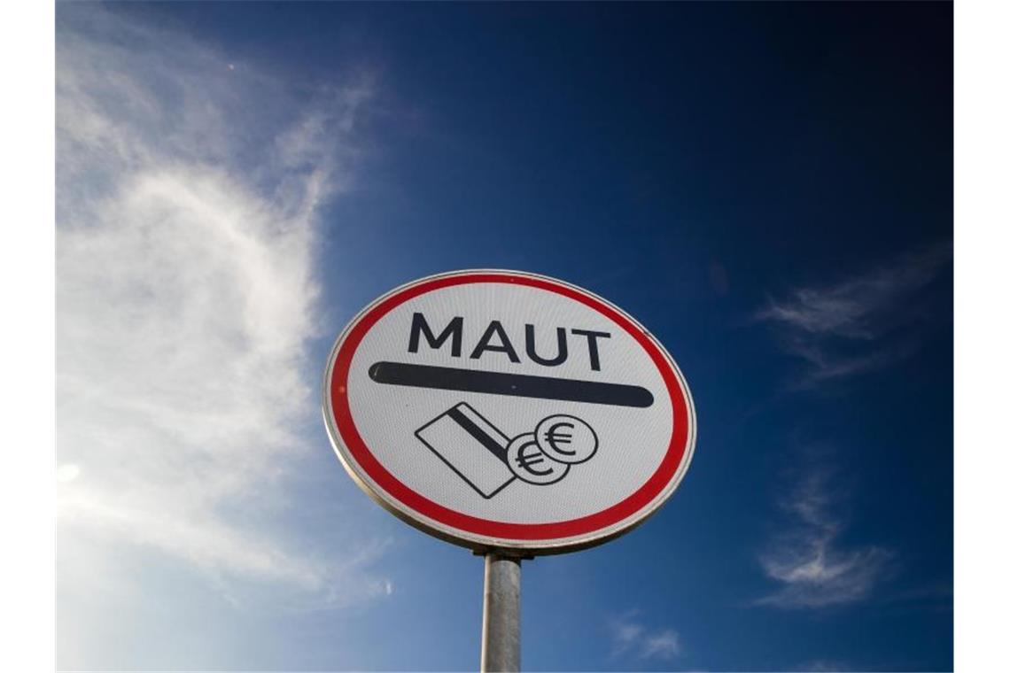 Streit um Maut-Kündigung: Schiedsverfahren zeichnet sich ab Die für die Pkw-Maut vorgesehenen Betreiber fordern Entschädigungen in Millionenhöhe. Der Bund weist die Ansprüche aber zurück. Foto: Jens Büttner/zb/dpa