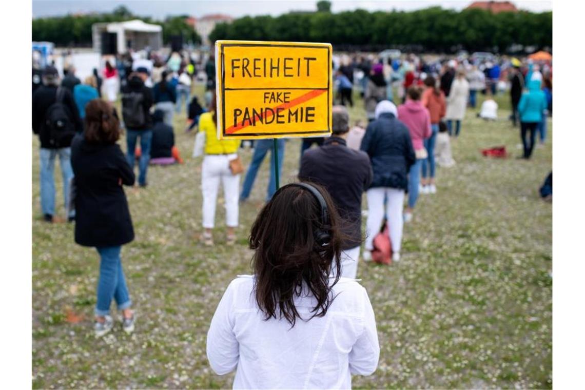 Tausende demonstrieren gegen Corona-Regeln Die für diesen Samstag in München geplante Demonstration gegen die Corona-Maßnahmen darf nicht ganz so stattfinden, wie von den Veranstaltern geplant. Foto: Sven Hoppe/dpa