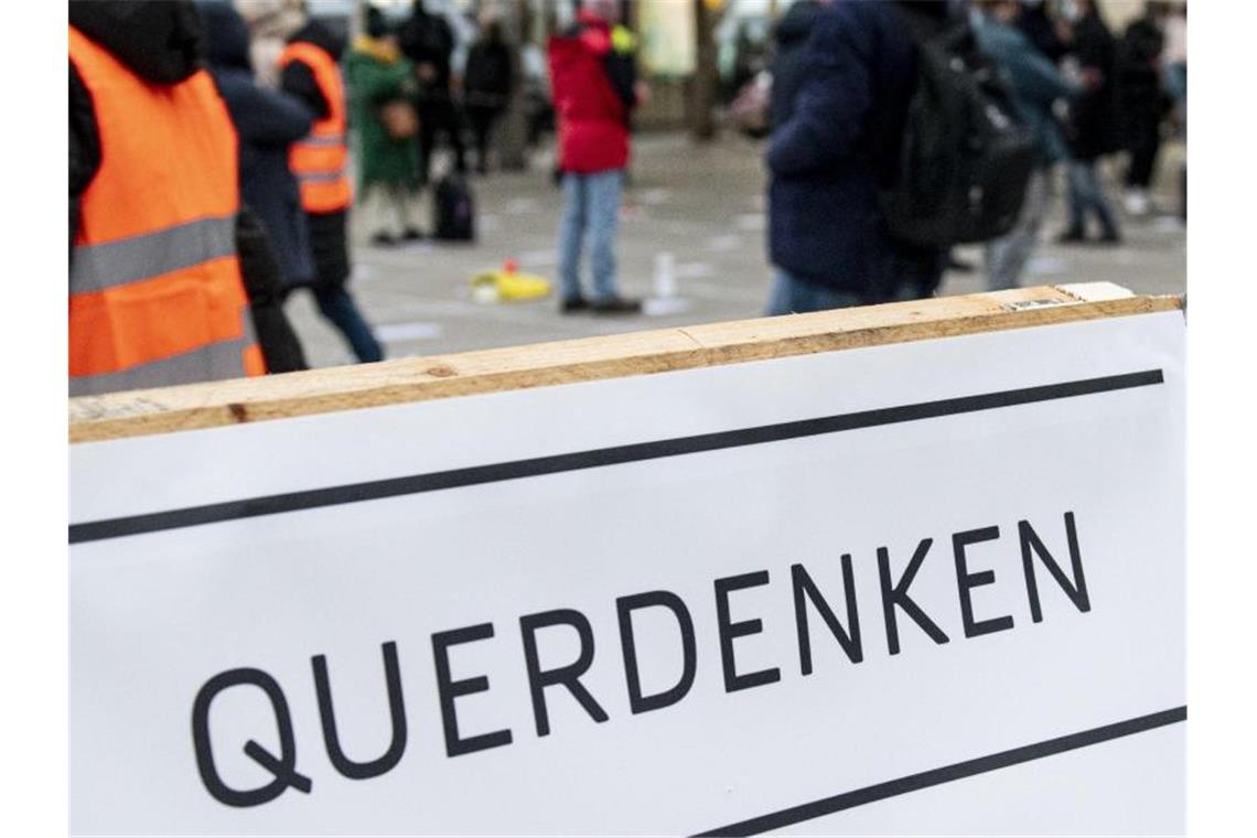 Die für Samstag geplante „Querdenken“-Kundgebung in Dresden bleibt verboten. Hier Teilnehmer einer Querdenken-Demo in Berlin. (Symbolbild). Foto: Fabian Sommer/dpa