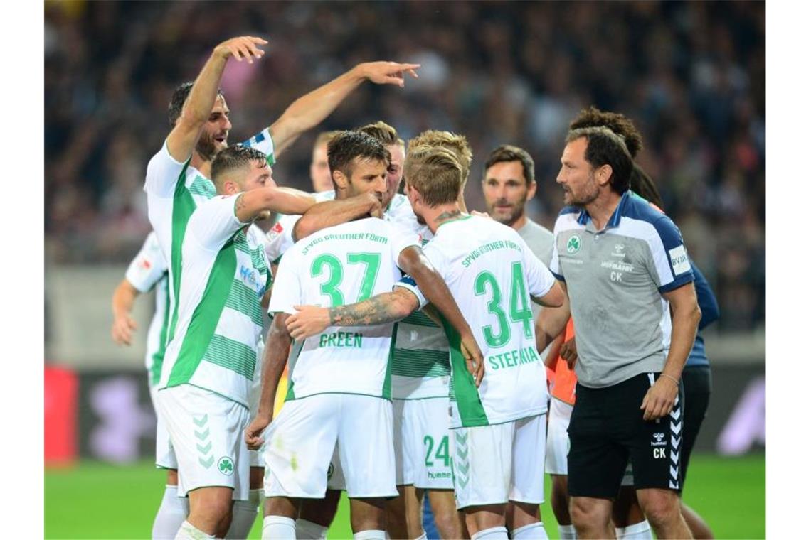 Fürth und Osnabrück siegen auswärts - Torfestival in Bochum Die Fürth-Spieler feiern den Auswärtssieg auf St. Pauli. Foto: Daniel Bockwoldt