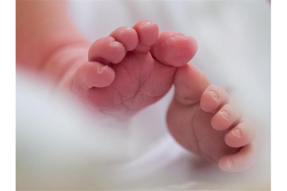 Die Füße eines Säuglings. Foto: Arno Burgi/zb/dpa/Symbolbild