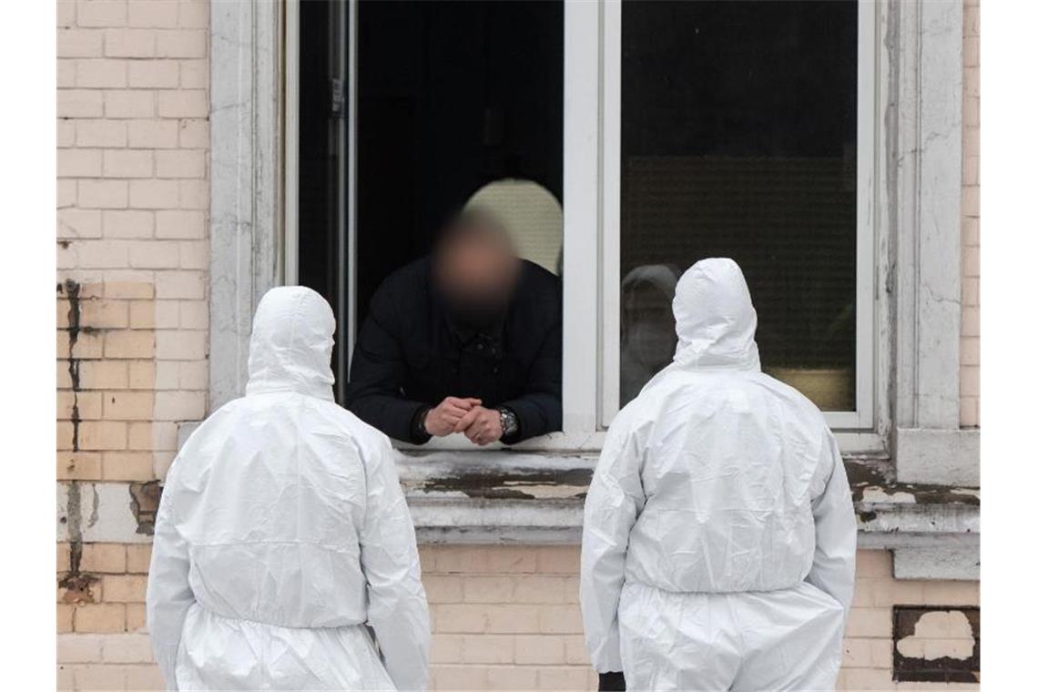 RKI verschärft Empfehlung zu Corona-Mutanten Die Furcht vor einer weiteren Ausbreitung der Coronavirus-Mutanten ist groß: In Hamm riegelte die Polizei nach einem bestätigten Fall mehrere Wohnhäuser ab. Foto: Bernd Thissen/dpa