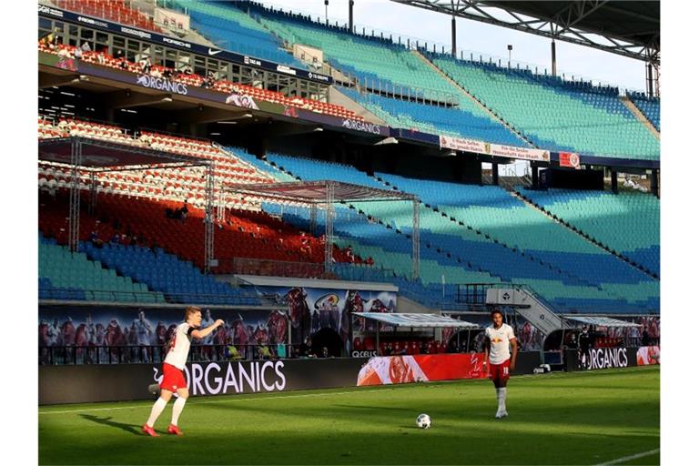 Die Fußball-Bundesliga hat ihre Saison ohne Stadionzuschauer fortgesetzt. Foto: Alexander Hassenstein/Getty Images Europe/Pool/dpa