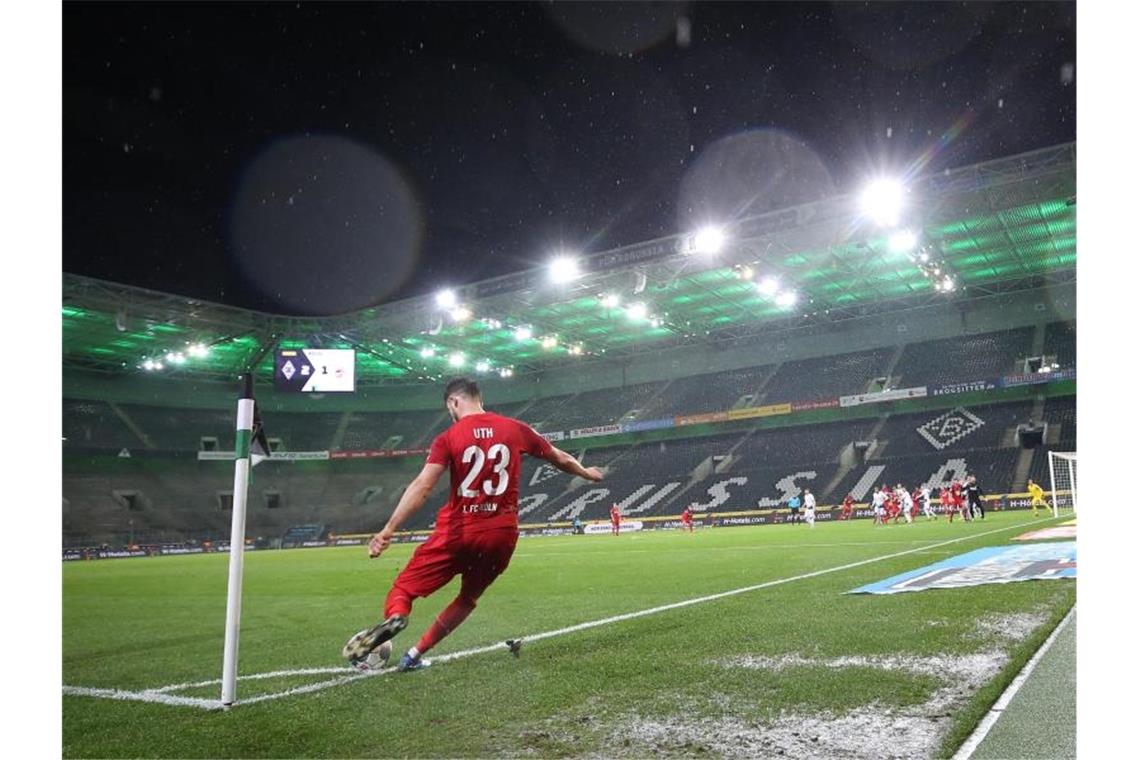Die Fußball-Bundesliga möchte gerne im Mai den Spielbetrieb wieder aufnehmen. Foto: Roland Weihrauch/dpa