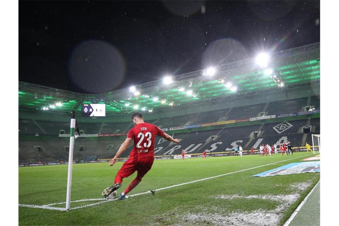 Am Tropf der Lockerungen: Bundesliga vor größter Hürde Die Fußball-Bundesliga möchte gerne im Mai den Spielbetrieb wieder aufnehmen. Foto: Roland Weihrauch/dpa