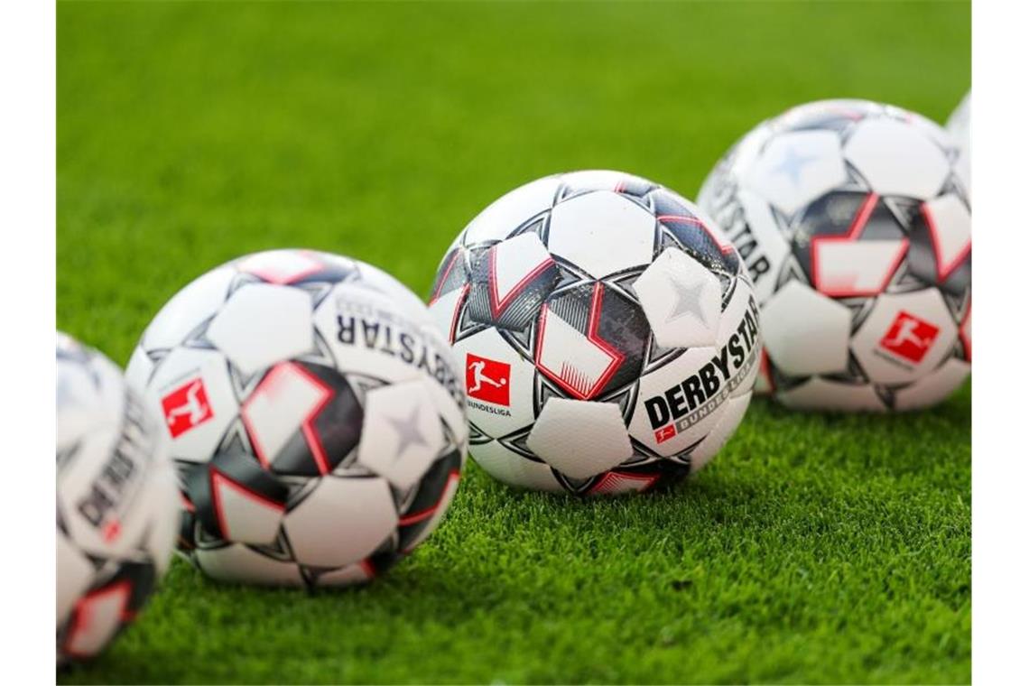 Die Fußball-Bundesliga pausiert mindestens noch bis Ende April. Foto: Jan Woitas/dpa-Zentralbild/dpa