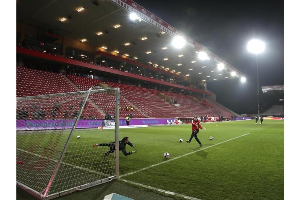 Profisport von Lockdown nicht betroffen Die Fußball-Bundesliga wird auch im Lockdown ohne Zuschauer weiterspielen. Foto: Michael Sohn/POOL AP/dpa