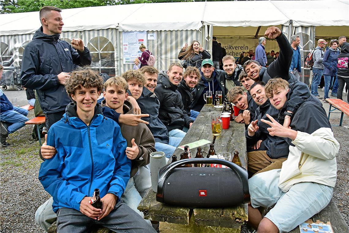 Die Fußballer aus Oppenweiler machen Station auf dem Fest. 