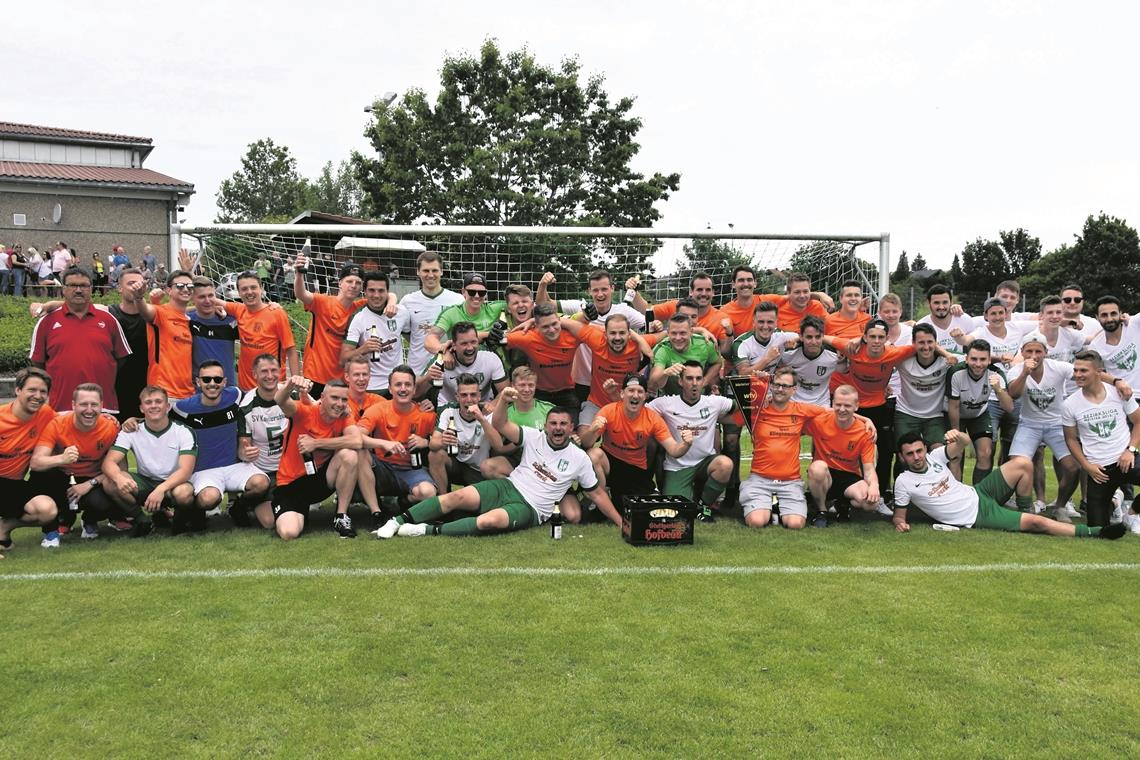Die Fußballer der ersten und dritten Mannschaft des SV Kaisersbach bejubeln die Meisterschaft in der Bezirksliga und in der Kreisliga B5. Foto: T. Sellmaier