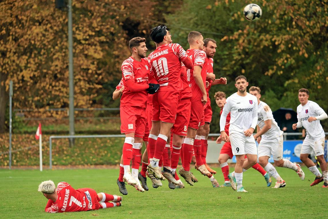TSG Backnang klettert auf den siebten Rang Die Fußballer der TSG Backnang um den starken Flavio Santoro (Nummer 10) bringen den Vorsprung über die Zeit. Foto: Alexander Becher