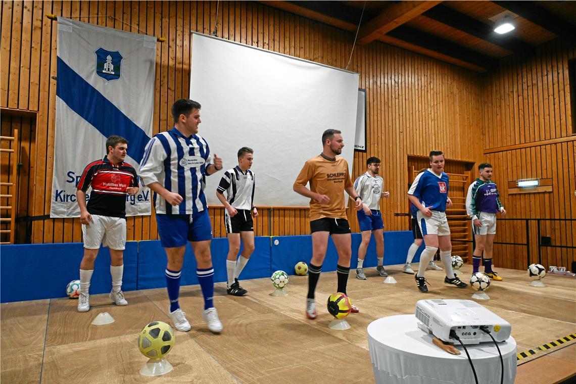 Sportliches Jubiläum in Kirchenkirnberg Die Fußballer des Vereins präsentieren den Zuschauern ihr balltechnisches Können mit einer Showeinlage. Fotos: Elisabeth Klaper