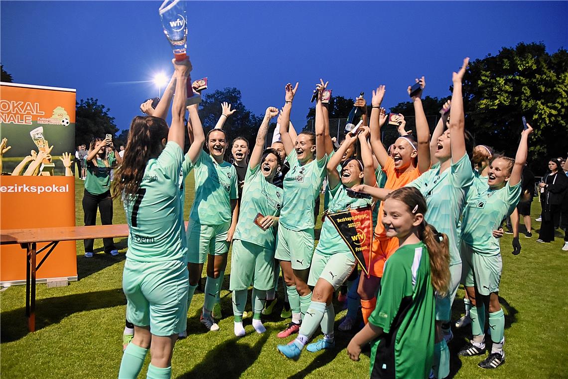 Die Fußballerinnen aus Oppenweiler und Sulzbach feierten nach einer starken Leistung einen verdienten Pokalsieg. Foto: Tobias Sellmaier