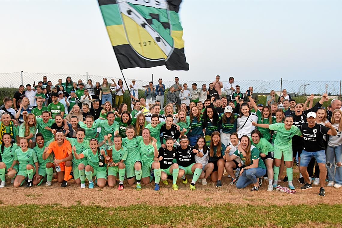 Die Fußballerinnen der SGM Oppenweiler/Sulzbach um Trainer Chaker Kochkach (vorne rechts) haben allen Grund zum Feiern. Foto: Tobias Sellmaier