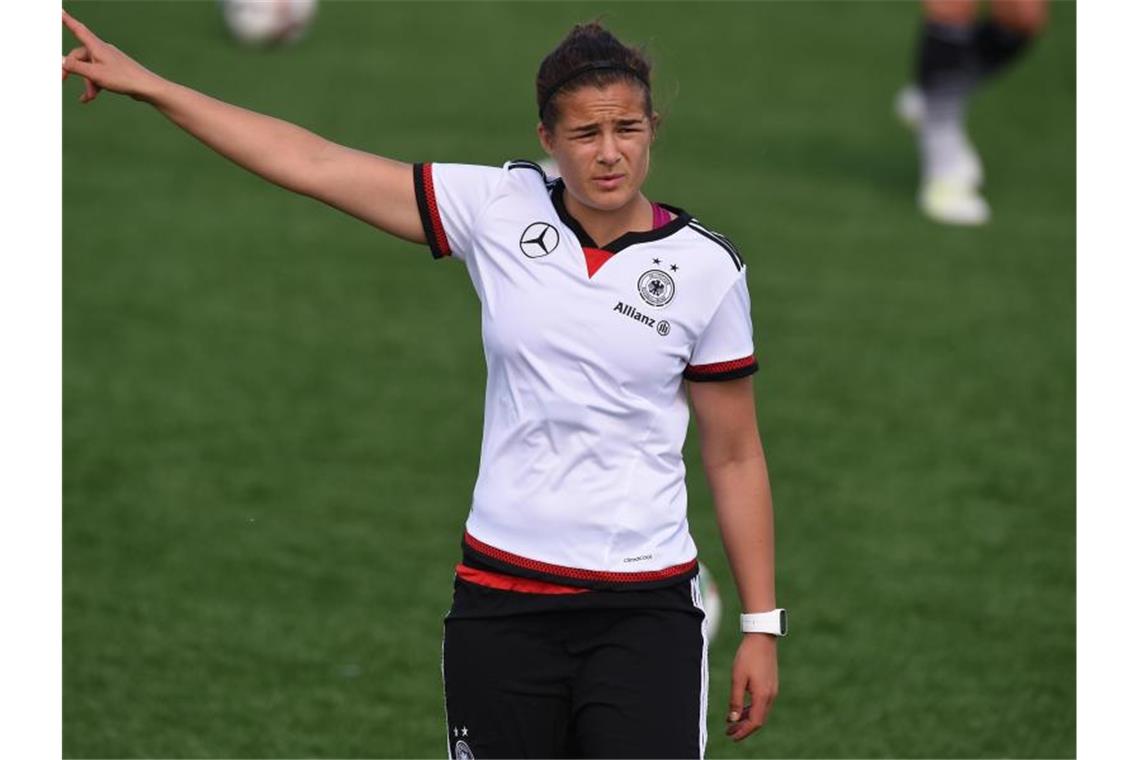 Fußballspielerin Lotzen wechselt von Freiburg nach Köln Die Fußballspielerin Lena Lotzen gestikuliert auf dem Spielfeld. Foto: picture alliance / dpa / Archivbild