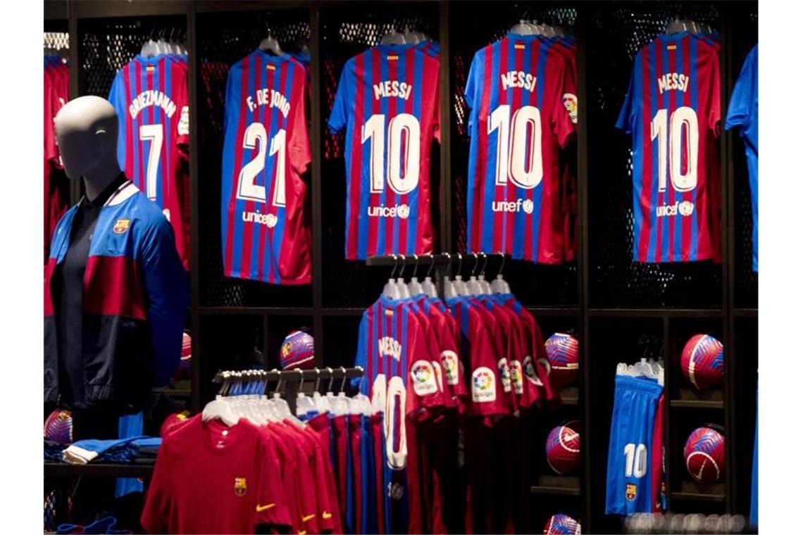 Die Fußballtrikots von Lionel Messi im Fanartikelgeschäft des FC Barcelona werden wohl bald Restposten sein. Foto: Joan Monfort/AP/dpa