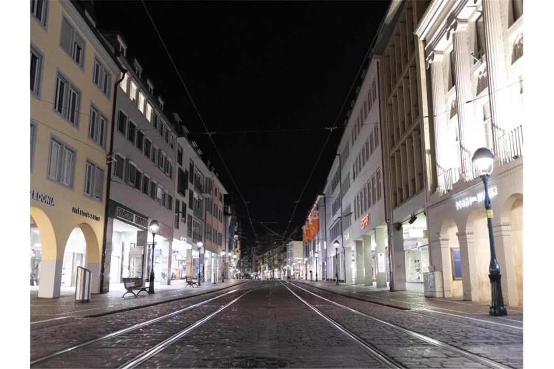 Die Fußgängerzone in der Freiburger Innenstadt ist menschenleer. Foto: Patrick Seeger/dpa