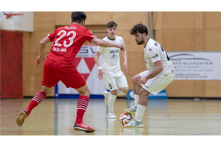 Die Futsaler des TSV Weilimdorf um Hajrulla Redzepi (re.) empfangen die Futsal Panthers Köln.  

Sören Herl/TSVW
