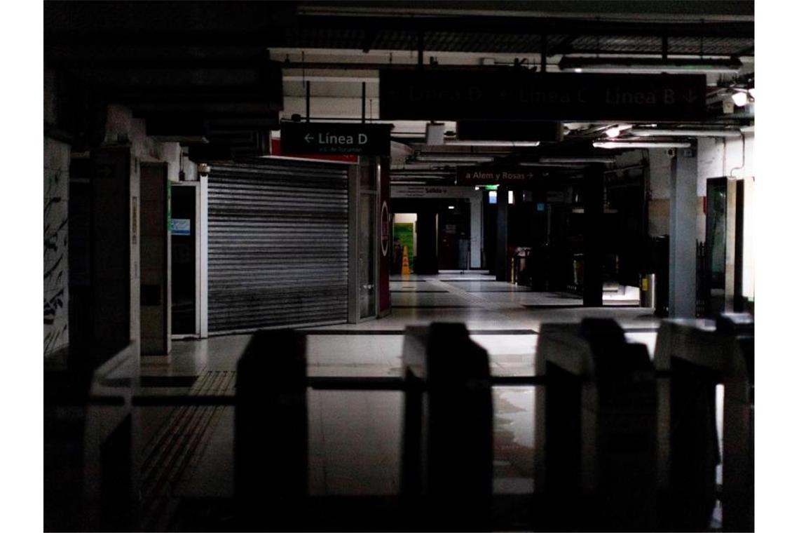 Die Gänge der U-Bahn von Buenos Aires werden nur von Notlichtern beleuchtet. Foto: Tomas F. Cuesta/AP