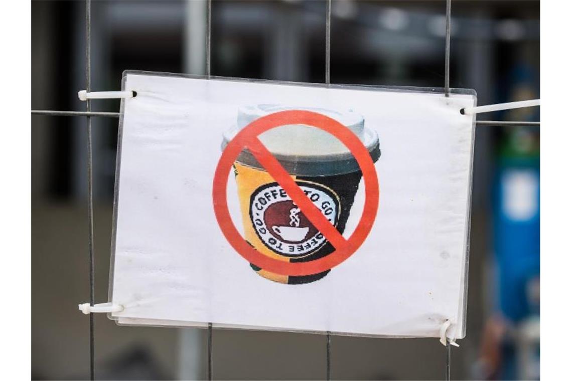 Einwegbecher für Kaffee und Co. - ein Umweltproblem „to go“ Die gängigen Kaffeebecher zum Mitnehmen bestehen nicht komplett aus Pappe, sondern zu fünf Prozent aus Kunststoff und sind deswegen kaum recycelbar. Foto: Andreas Arnold