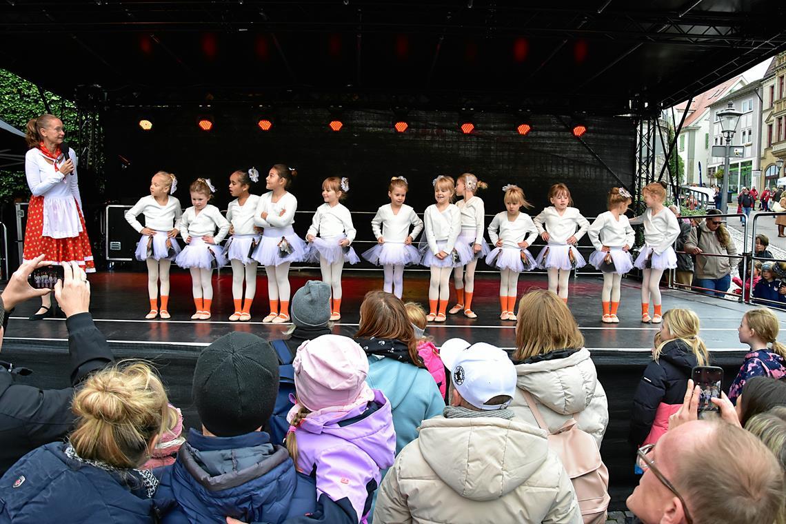Tausende strömen zum Backnanger Gänsemarkt Die Gänsekinder der Ballettschule Liane mit ihrer Leiterin Liane Martinez bibbern zwar selbst, erwärmen aber mit ihrem Auftritt das Herz der Zuschauer. Fotos: Tobias Sellmaier