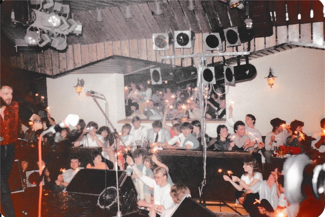 Die Gäste der Alten Grube waren eine große Familie, die sich zum Feiern und Abtanzen getroffen hat. Foto entstand 1983 anlässlich einer Veranstaltung unter dem Titel „Der Künstlertreff des Jahres“. Hubert Kah, Nickerbocker&Biene und Haysi Fantayzee waren da live zu Gast.