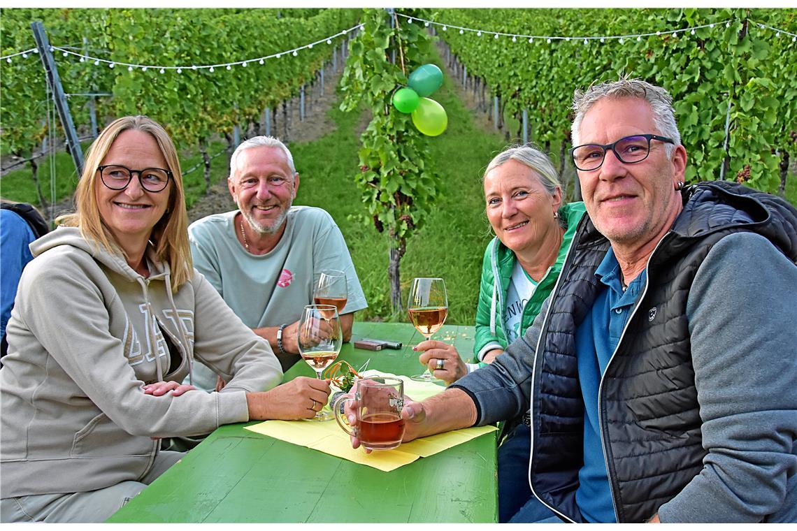 Die Gäste genießen am Wengerthäusle Föll den Abend. Kelter Wein Berg: Weingärtne...