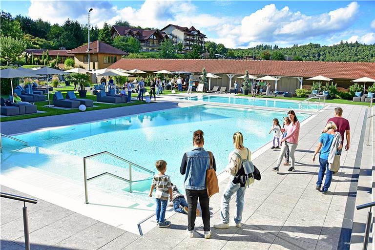 Die Gäste können einen Blick in den Wellnessbereich werfen.