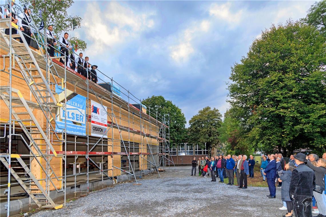 Die Gäste lauschen dem Richtspruch von Micha Schütt (Vierter von links). Foto: Stefan Bossow