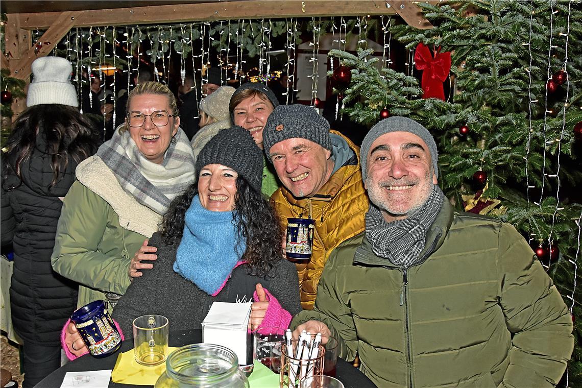 Die Gäste sind zu Fuß aus Großaspach auf den Markt gekommen. Weihnachtsmarkt in ...