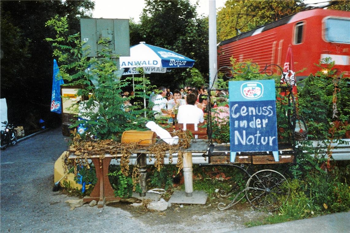 Backnang: Die Kneipe am Bahnübergang Die Gäste sitzen im Biergarten, der Zug rauscht direkt an ihnen vorbei: Das war in Onkel Tom’s Hütte und im Café Fidel üblich. Fotos: privat