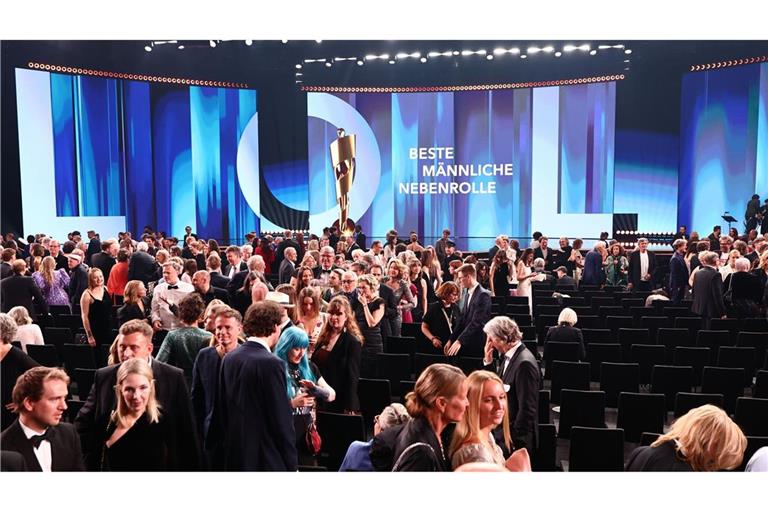 Die Gäste verlassen bei der Verleihung des Deutschen Filmpreises im Palais am Funkturm den Saal aufgrund einer technischen Unterbrechung.