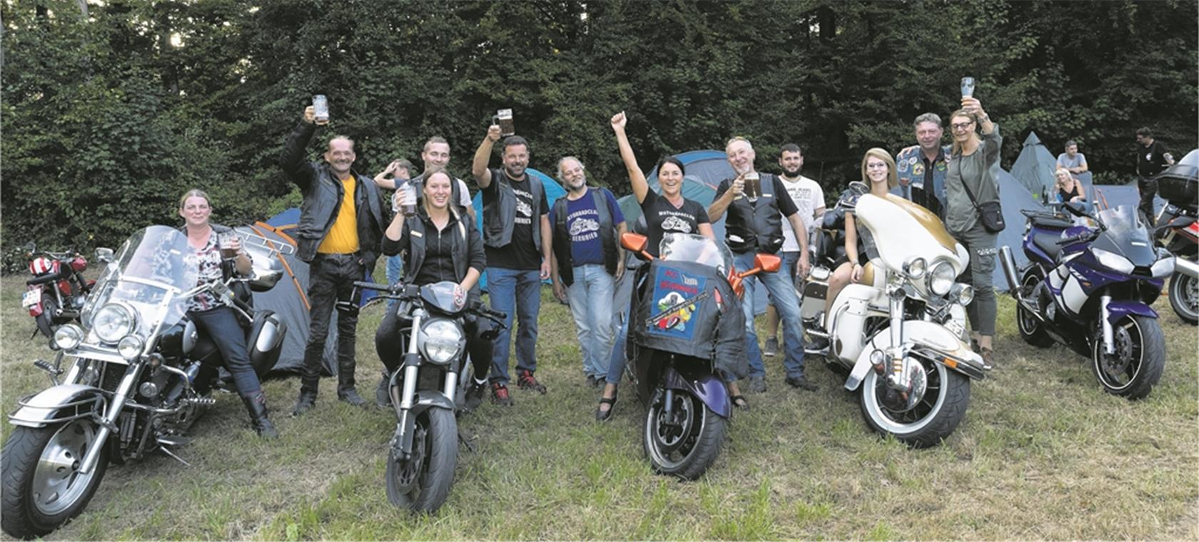 Die Gäste vom Motorradclub Bernried sind aus der Nähe von Deggendorf in Niederbayern bis ins schwäbische Spiegelberg gefahren – extra für’s letzte Treffen des MSC Spiegelberg.Foto: J. Fiedler