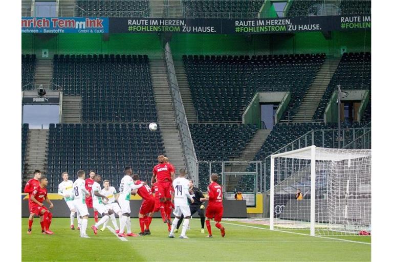Die Gästebereiche in Deutschlands Fußball-Stadien sollen bis Jahresende leer bleiben. Foto: Roland Weihrauch/dpa
