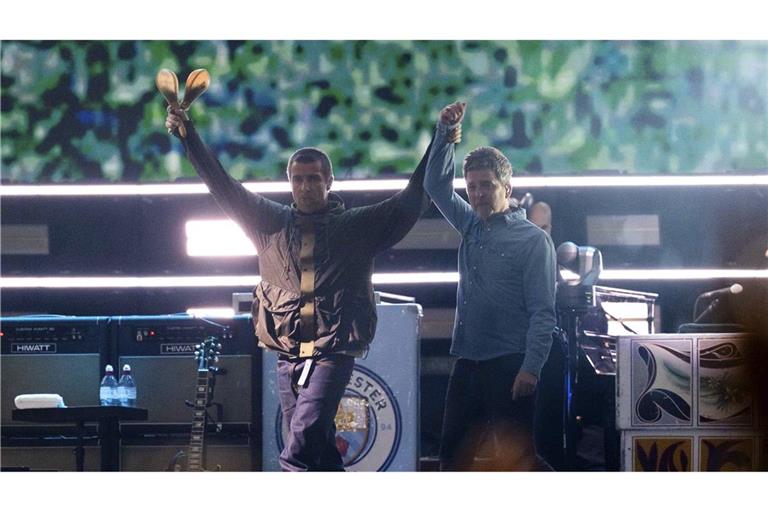 Die Gallagher-Brüder wieder vereint auf der Bühne in Cardiff.