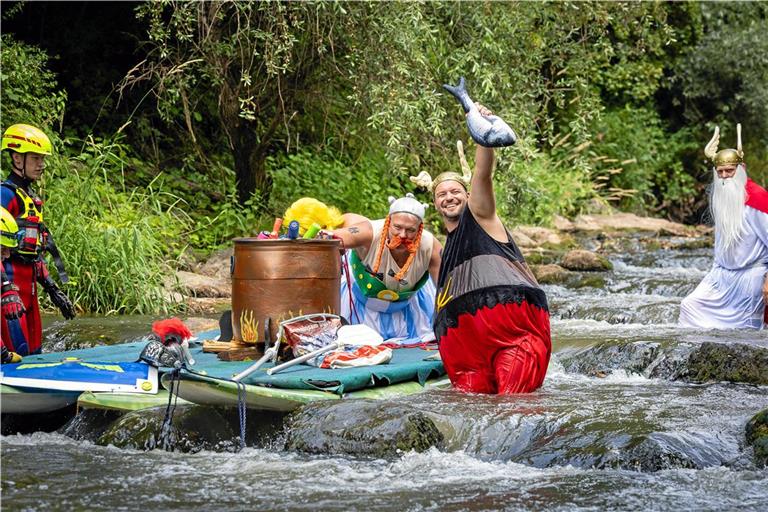 Die Gallier erbeuten in den Stromschnellen der Murr noch einen Fisch für das Abendessen. Fotos: Alexander Becher