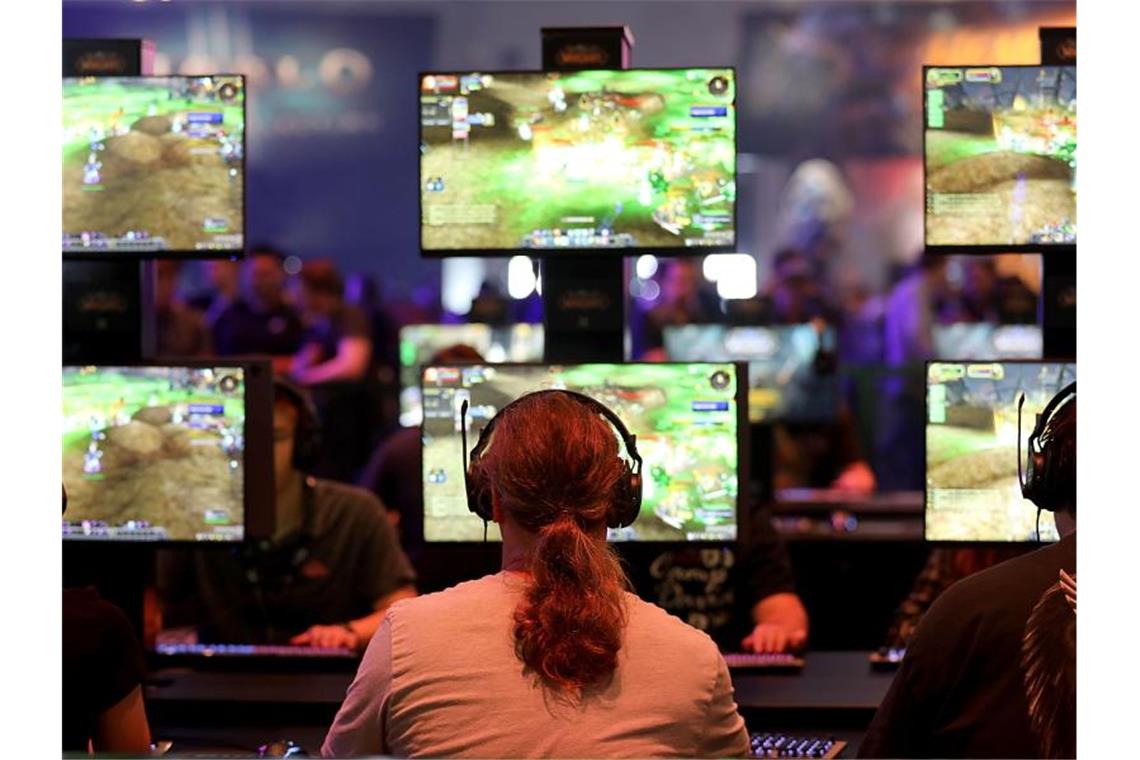 Gamescom eröffnet mit Abendshow und Weltpremieren Die Gamescom brummt - und wächst. Unter dem Motto „Gemeinsam sind wir Games“ rücken die Veranstalter in diesem Jahr einmal mehr die Community in den Mittelpunkt. Foto: Oliver Berg/Archiv