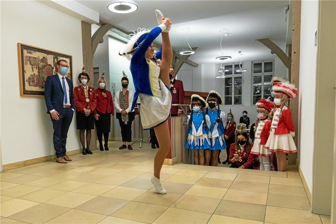 Die Gardemädchen überraschen den neuen Rathauschef mit einem Tanz. Der findet den Auftritt „richtig stark“. Fotos: A. Becher