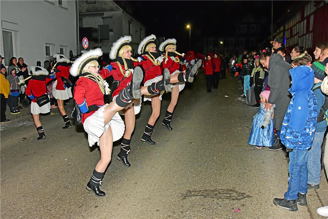 Die Gardetänzerinnen aus Sulzbach. Sulzbacher Carnevalsverein. Nachtumzug der Sc...