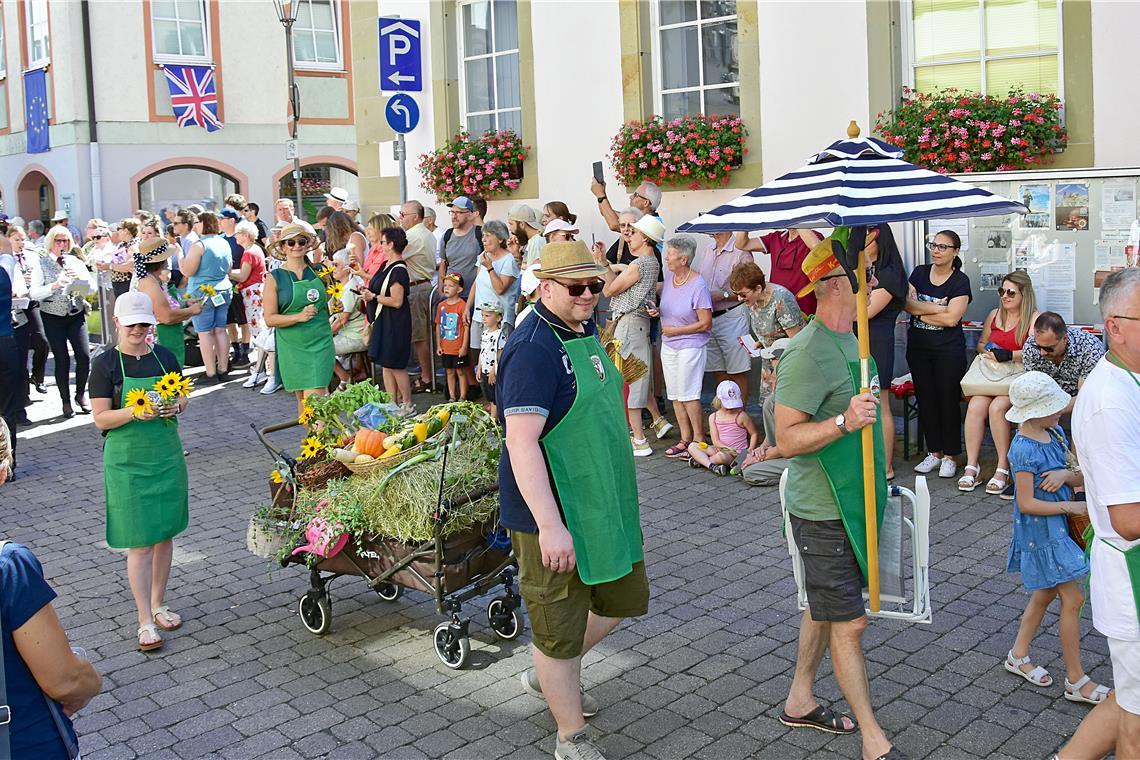 Die Gartenfreunde aus Murrhardt mit Blumengrüßen. Feier zu 60 Jahre Städtepartne...