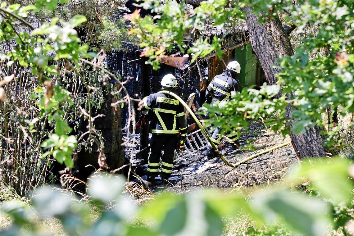 Zwei Gartenhütten brennen vollkommen ab Die Gartenhütte in Allmersbach ist vollständig niedergebrannt. Foto: 7aktuell.de/Kevin Lermer